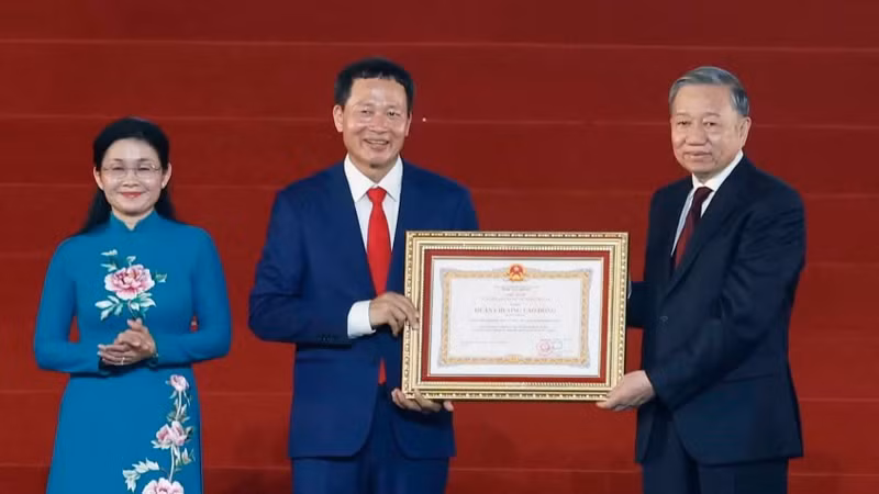 또 럼 당 서기장 겸 국가주석이 18일 열린 행사에서 동나이시 설립에 관한 국회 결의문을 지역 관계자들에게 전달하고 있다. (사진: 티엔 브엉)