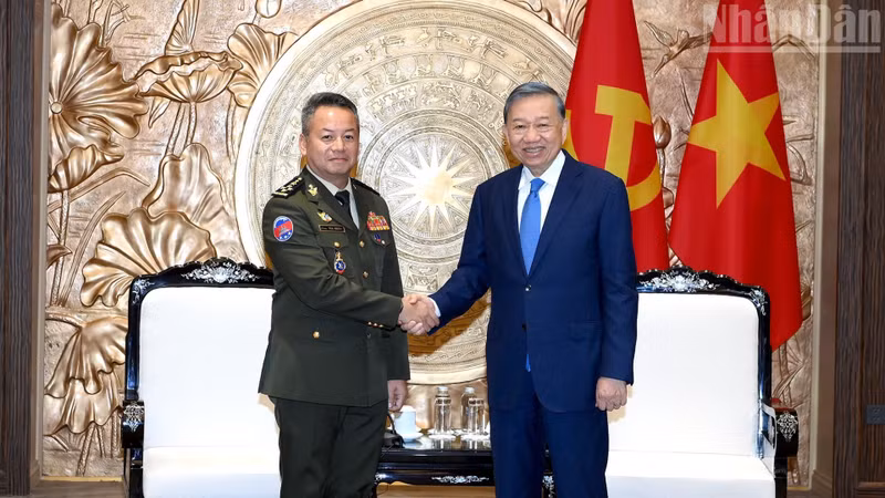 또 럼 서기장 겸 국가주석(오른쪽)이 14일 하노이에서 캄보디아인민당(CPP) 상임위원인 티 세이하 부총리 겸 국방부 장관을 접견하며 악수를 나누고 있다. (사진: 당 코아)