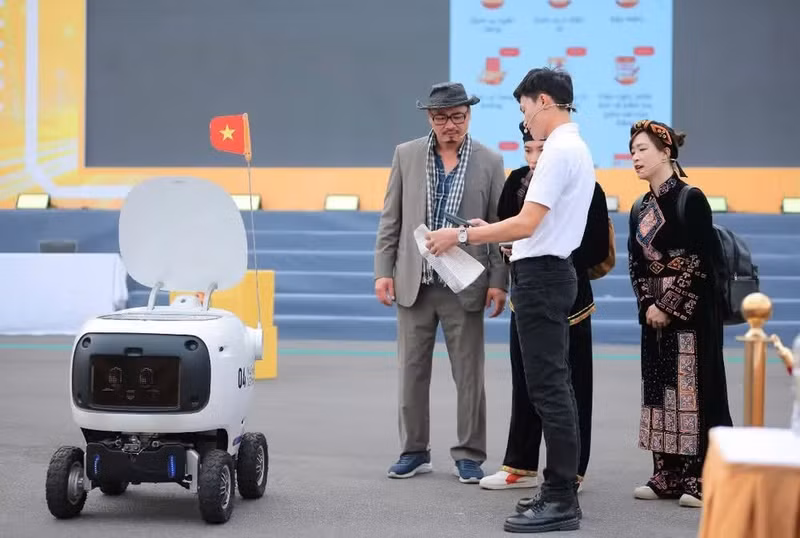 2025년 기술 기업 발전을 위한 전국 회의에서 전시된 로봇.