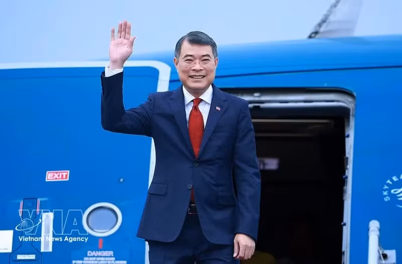 레민흥 총리가 7일부터 8일까지 필리핀 세부에서 열리는 제48차 아세안 정상회의에 참석하기 위해 하노이를 출발하고 있다. (사진: VNA)