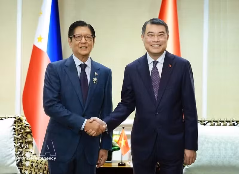 레민흥 베트남 총리(오른쪽)와 페르디난드 마르코스 주니어 필리핀 대통령이 7일 필리핀 세부에서 열린 제48차 아세안 정상회의 계기 회담에서 악수를 나누고 있다. (사진: VNA)