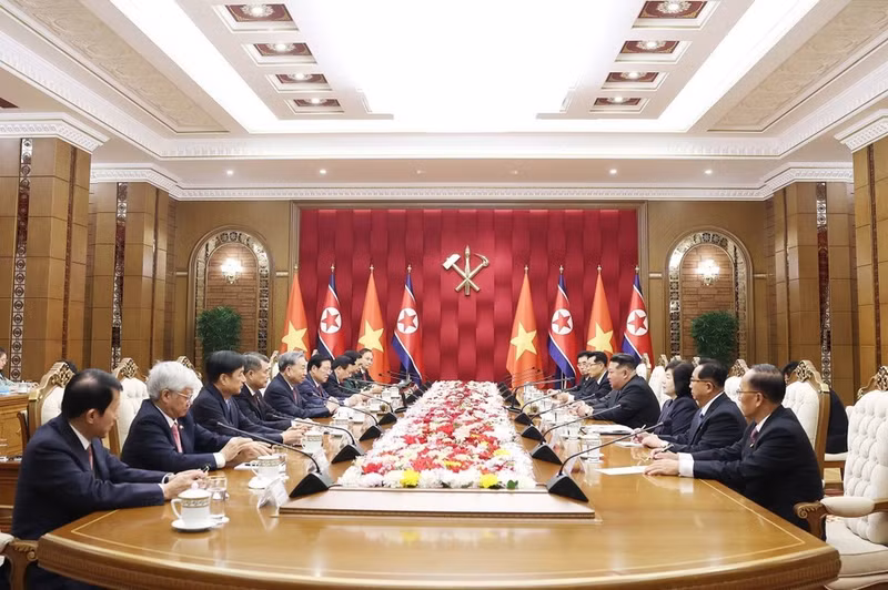 베트남 공산당 서기장인 또럼(Trọng Lâm) 동지가 조선민주주의인민공화국 국무위원장이자 조선노동당 총비서 김정은과 회담을 가졌다. (사진: VNA)