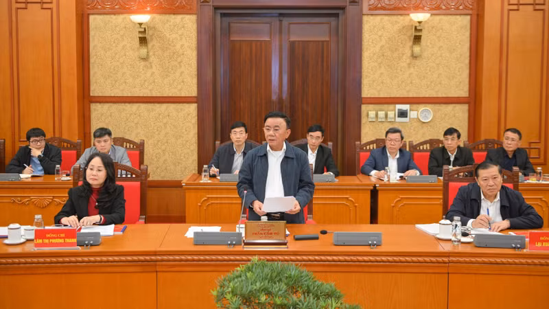 정치국 위원이자 중앙위원회 서기국 상임위원인 쩐 깜 뚜 제14차 전국당대회 조직 소위원회 위원장이 19일 열린 실무 회의에서 발언하고 있다. (사진: 더 다이)