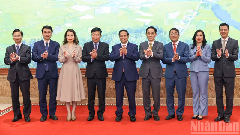 팜민찐 총리와 외교부 지도부. (사진: 찐 하이)