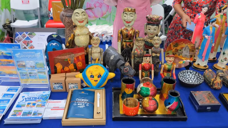  전통 수공예품이 전시된 베트남 부스.