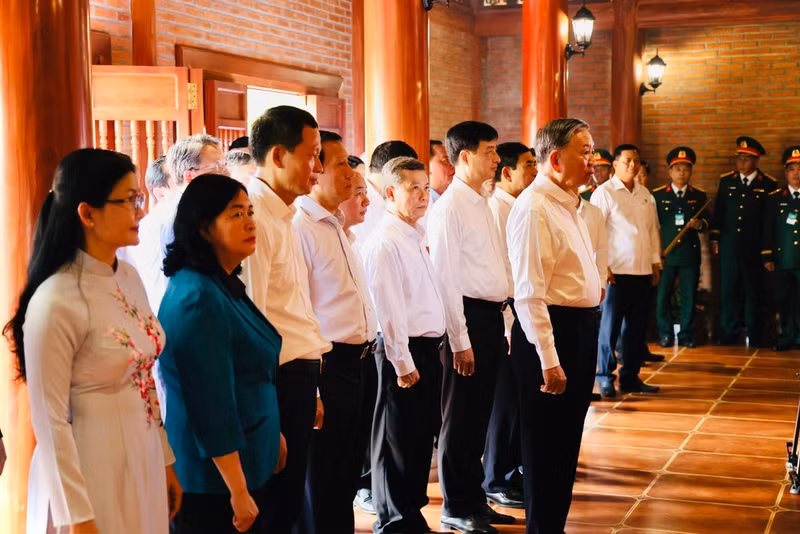 또 럼 서기장 겸 국가주석이 동나이 당위원회 청사 내 호찌민 주석 기념관에서 호찌민 주석을 추모하며 향을 올리고 있다. (사진: 티엔 브엉)