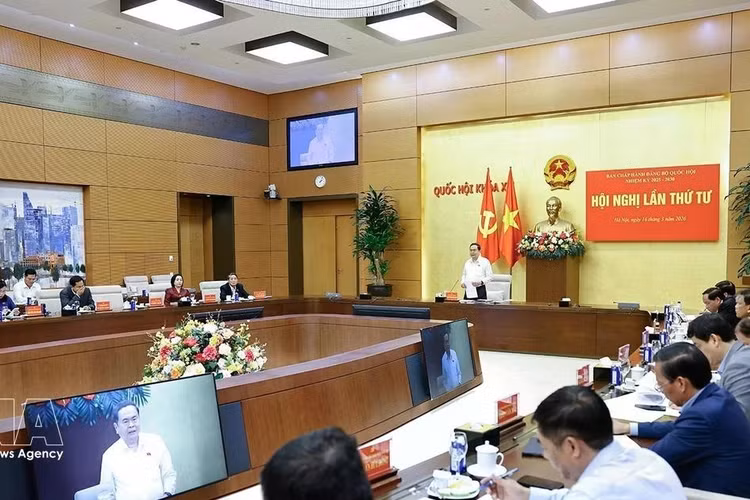 쩐탄먼 국회의장이 16일 국회 당위원회 제4차 회의를 주재하고 있다. (사진: VNA)