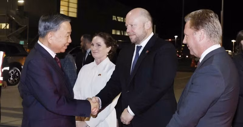 뉴질랜드 관계자들이 오클랜드 국제공항에서 또 럼 서기장 겸 국가주석을 환송하고 있다. (사진: Thống Nhất/TTXVN)