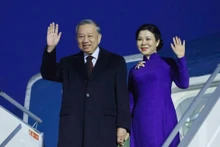 베트남 공산당 중앙위원회 서기장과 영부인 응오 프엉 리 여사, 그리고 베트남 고위급 대표단이 20일 저녁 헬싱키 공항에 도착해 핀란드 공식 방문 일정에 들어갔다. (사진: VNA)