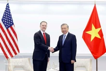 또 럼 베트남 공산당 서기장이 19일 워싱턴 D.C.에서 미국 무역대표부 제이미슨 그리어 대표와 만나 악수를 나누고 있다. (사진: VNA)