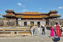 후에 유적지 복합단지를 둘러보는 관광객들. (사진: Minh Quang)