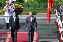 르엉 끄엉 국가주석(왼쪽)과 요르단의 압둘라 2세 이븐 알 후세인 국왕이 의장대를 사열하고 있다. (사진: Nhan Dan)