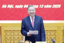 또 럼 당 서기장이 4일 하노이에서 열린 중앙군사위원회 제15차 회의에서 연설하고 있다. (사진: VNA)