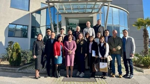 팜 티 투 흐엉 대사와 대사관 관계자들, 그리고 그리스 기업 대표들이 네트워킹 행사에 참석하고 있다. (사진: 주 그리스 베트남 대사관)