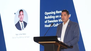 요한 은디시 스웨덴 주베트남 대사가 심포지엄에서 연설하고 있다. (사진: 빅 반)