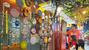 하노이 북스트리트에서 열린 '하노이 뎁 사운드' 프로그램에는 청소년과 어린이를 위한 다양한 체험 공간이 마련됐다. (사진: 베트남플러스)