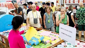 올해 11개월 동안 베트남은 1,910만 명이 넘는 외국인 관광객을 맞이했다. (사진: 남 응우옌)