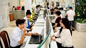 프로세스와 문서 절차의 간소화가 이제 금융 기관 개혁의 핵심이 되고 있다.