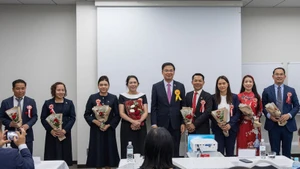 주일 베트남 대사 팜꽝히에우(가운데)가 일본 베트남 기업협회 신임 집행위원회에 축하 꽃다발을 전달하고 있다. (사진: VNA)