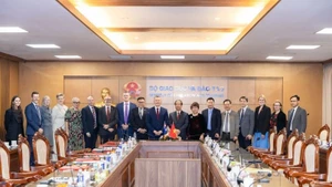 호주 주요 대학들과 베트남 교육훈련부 국제협력국이 고등교육기관의 교수진 및 관리자 역량 강화를 위한 89호 프로젝트 일환으로 연구협력협약 체결식에 참여하고 있다. (사진: 주베트남 호주대사관)