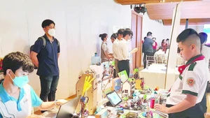 디지털 전환 경진대회에 참가한 호찌민 학생들.