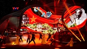 예술 프로그램 '당과 함께, 전심으로 신뢰와 사랑을' 은 제14차 전국당대회를 기념하기 위해 개최됐다. (사진: VOV)