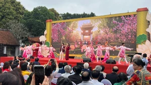 많은 작가와 예술가, 그리고 시를 사랑하는 이들이 모인 행사 현장.