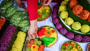 2025년 하노이 떠이호구에서 열린 전통 푸트엉 찹쌀밥 축제에서 전시된 쏘이 요리들. (사진: 탄닷)