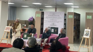 화가 응우옌 투 응히엠의 아내인 응우옌 투 지앙이 남편과 그의 ‘끼에우’ 그림에 대해 이야기하고 있다.