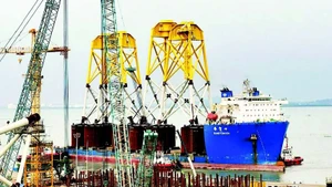 붕따우에 위치한 PTSC 항구에서 해상 풍력 발전기 기초 구조물이 제작되고 있다. (사진: 호앙 안)