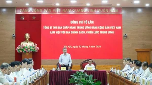 두 자릿수 성장 달성을 위한 결의안 초안에 관한 실무 회의. (사진: VNA)