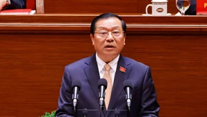 라잉쑤언몬 당 중앙위원회 선전교육대중동원위원회 상임부위원장이 보고서를 발표하고 있다. (사진: VNA)