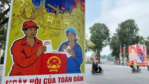 선거위원회는 투표일 13일 전까지 선거 자료와 투표용지를 투표팀에 배부한다. (사진: VNA)