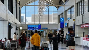 7일 아랍에미리트 두바이 국제공항에서 이동하는 승객들의 모습. (사진: 신화통신/베트남통신사)