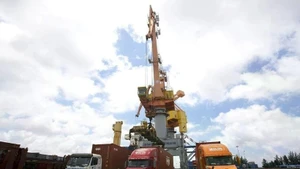 하이퐁시 떤부 항구에서 수출품을 운송하는 트럭들 (사진: VNA)