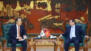 팜 민 찐 베트남 총리(오른쪽)와 베트남을 방문 중인 유라시아경제위원회(EEC) 바키트잔 사긴타예프 위원장이 2일 하노이에서 회담을 갖고 있다. (사진: VNA)