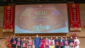 팜꽝히에우 주일 베트남 대사는 2025년 지역사회 활동에 크게 기여한 단체들을 치하했다. (사진: VNA)