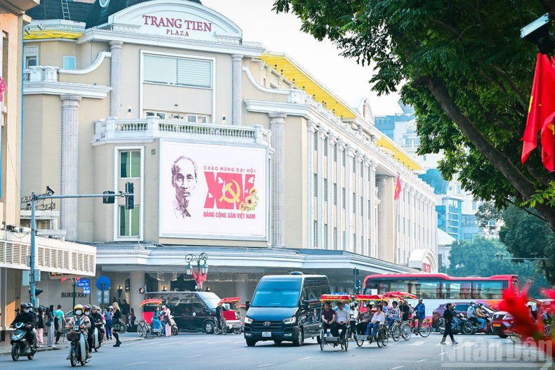 중심가와 주요 상업 건물에 설치된 대형 LED 스크린에서도 제14차 전국당대회를 환영하는 이미지, 구호, 관련 내용이 송출되고 있다.