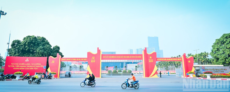 국가회의센터에는 엄숙하게 디자인된 의식용 게이트웨이가 설치되어 있다.