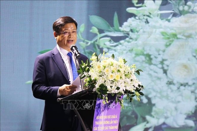 후에시 인민위원회 응우옌 타인 빈 상임부위원장이 개회사를 하고 있다. (사진: VNA)