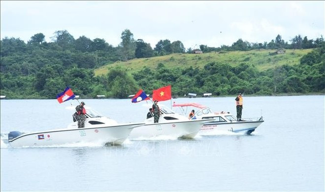 훈련 참가 부대가 모터보트를 이용해 합동 순찰 및 피해자 수색 작전을 펼치고 있다. (사진: VNA)