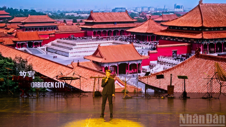 예술 프로그램 ‘문화의 색채’에서의 보컬 공연.