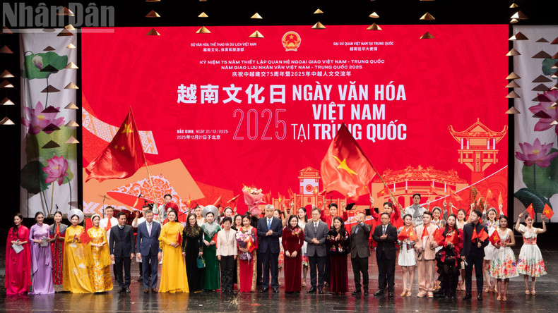 예술가들과 기념사진을 촬영하는 대표단.