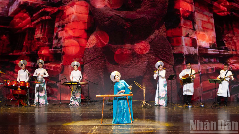 예술 프로그램 ‘문화의 색채’에서의 전통 악기 연주.