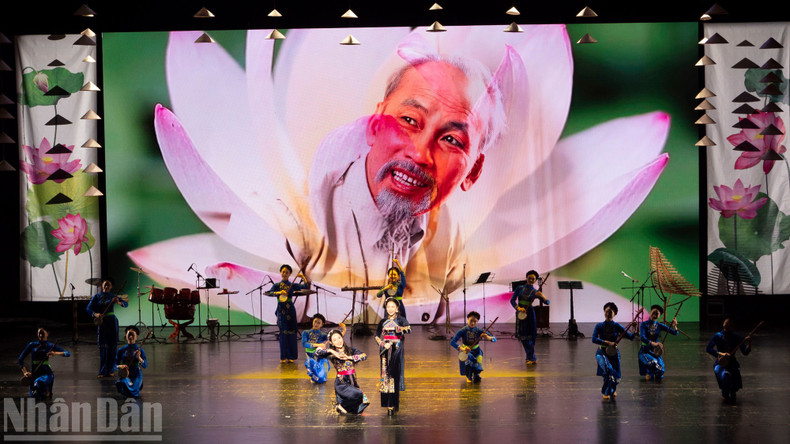 예술 프로그램 ‘문화의 색채’에서 펼쳐진 노래와 춤 공연.