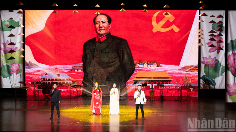 예술 프로그램 ‘문화의 색채’에서의 보컬 공연.