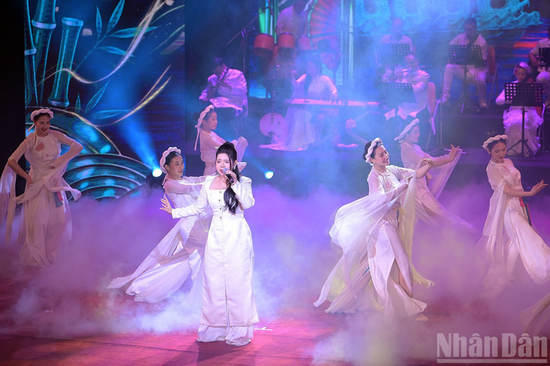 젊은 예술가들의 참여로 무대는 활기와 열정으로 가득 찼다.