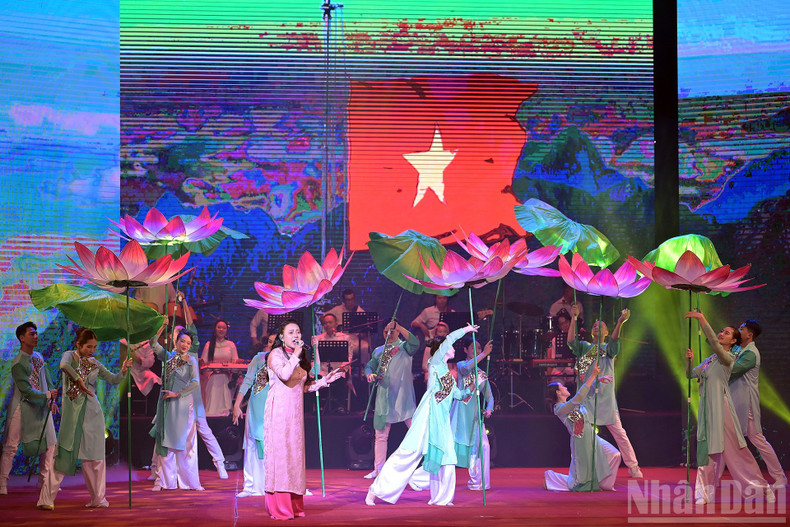 베트남의 나라와 국민을 찬양하는 음악 공연.