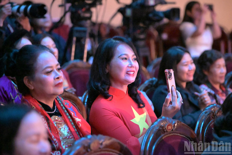 많은 관객들이 프로그램에 함께하며 베트남-쿠바 특별우정을 기리는 노래에 흠뻑 빠졌다.