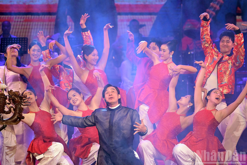 예술가들은 전통문화 요소와 현대적 감각을 능숙하게 조화시켜 독특하고 매력적인 ‘쌈 하 타인’ 공연을 선보였다.